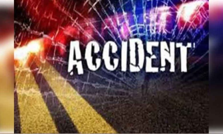 प्रयागराज में कुंभ में स्नान कर लौट रहे श्रद्धालुओं का वाहन सड़क किनारे खड़े ट्राले से टकराया, तीन लोगों की मौत