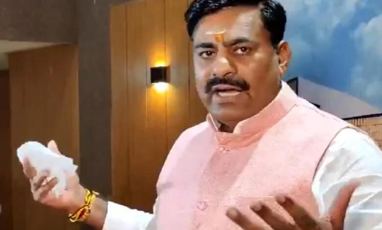 BJP विधायक बोले औरंगजेब की तारीफ करने वाले, कब्रिस्तान में दफनाए जाएंगे?