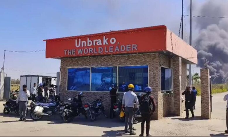 इंदौर-भोपाल रोड स्थित नट-बोल्ट की फैक्ट्री दीपक फास्टनर में अचानक अज्ञात कारणों से लगी आग