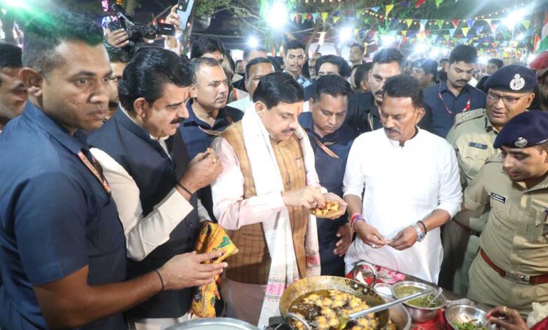 मुख्यमंत्री डॉ. यादव लालबाग में चल रहे मालवा उत्सव में हुये शामिल