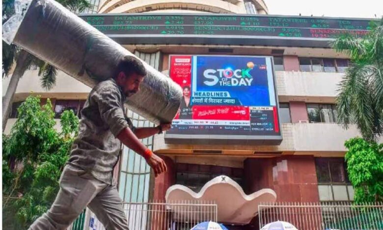 कोरोना की आहट से भारतीय शेयर बाजार में मचा हाहाकार, सेंसेक्स 873 अंक टूटकर हुआ बंद, निफ्टी भी धड़ाम