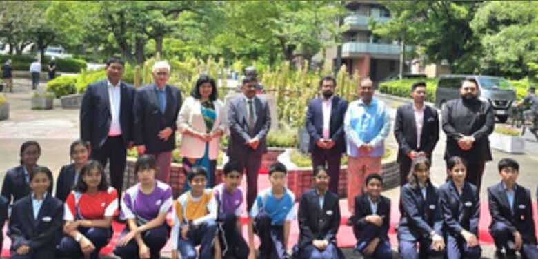 सर्वदलीय प्रतिनिधिमंडल के सदस्यों ने टोक्यो में महात्मा गांधी की प्रतिमा पर पुष्पांजलि अर्पित की