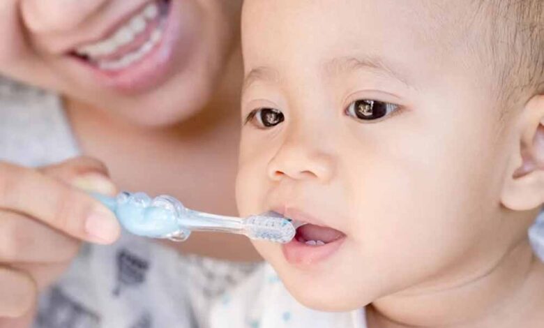 पहली बार बच्चों को ब्रश करवा रहें है तो रखें इन 9 बातों का ध्यान
