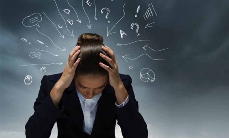 निगेटिव सोच वालों के साथ रहकर खुद को इन तरीकों से रखें पॉजिटिव