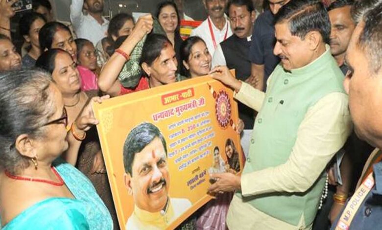 मुख्यमंत्री डॉ. यादव को ग्वालियर की लाड़ली बहनाओं ने सौंपा बधाई पत्र