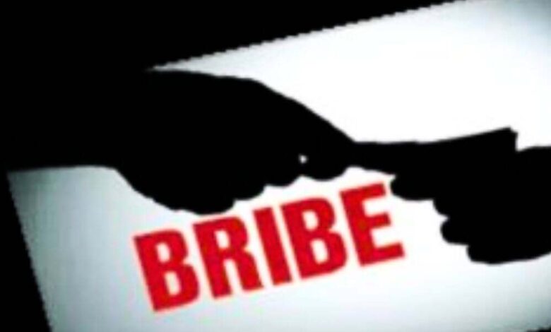 मध्याह्न भोजन की राशि खाते में ट्रांसफर करने मांगी रिश्वत, लोकायुक्त पुलिस ने महिला पर्यवेक्षक को रंगे हाथ पकड़ा