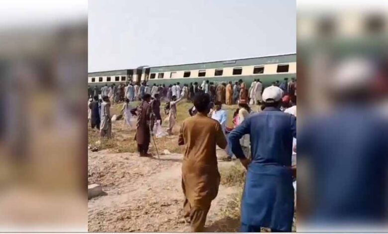 पाकिस्तान के सिंध प्रांत में जैकबबाद के पास जाफर एक्सप्रेस ट्रेन पटरी से उतर गई