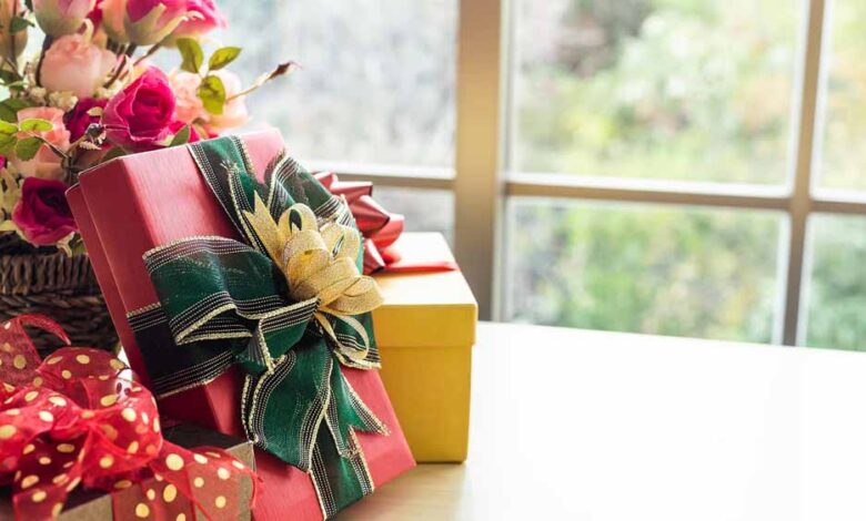 कांच की चीजें गिफ्ट में देना शुभ या अशुभ? जानें इससे जुड़ी जरूरी वास्तु बातें