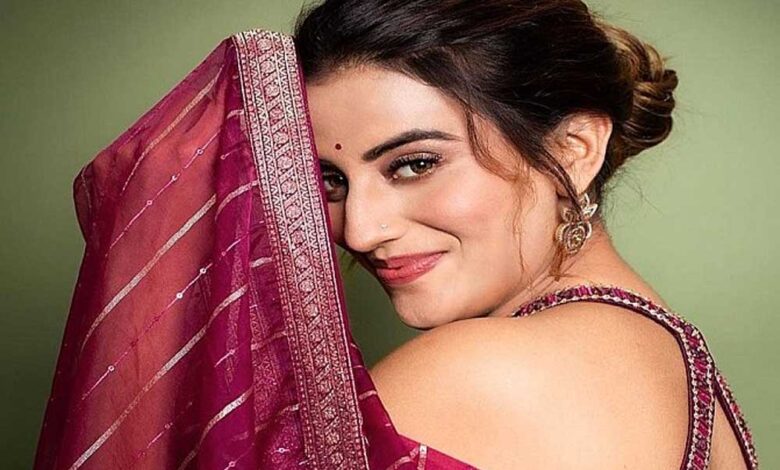 भोजपुरी फिल्म अभिनेत्री अक्षरा सिंह ने धोखाधड़ी के एक मामले में न्यायालय में आत्मसमर्पण किया