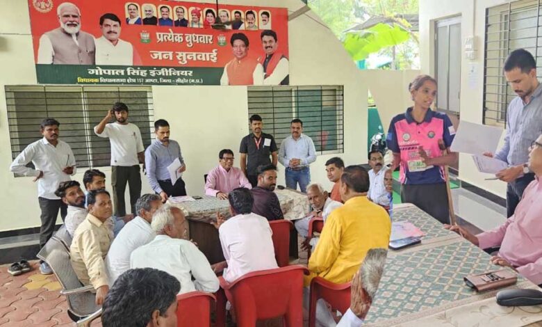 जनसुनवाई :बड़ी संख्या में जनसुनवाई में आये नागरिको की विधायक गोपालसिंह इंजीनियर ने सुनी समस्याएं