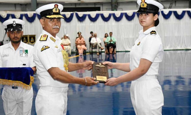 सब लेफ्टिनेंट आस्था पूनिया बनीं नौसेना की पहली महिला फाइटर पायलट – Khabar Jagat