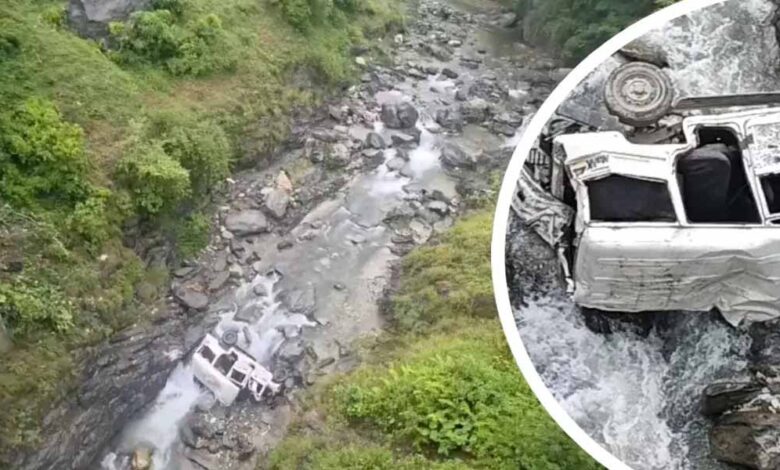 खाई में गिरी टैक्सी, 8 लोगों की मौत – Khabar Jagat