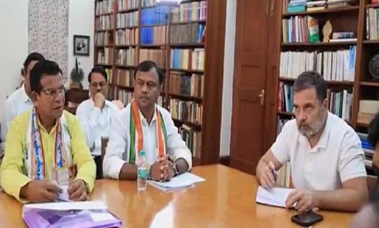 मेहनत हमारी, प्रचार उनका – आदिवासी नेताओं से मिले राहुल गांधी का सरकार पर तंज