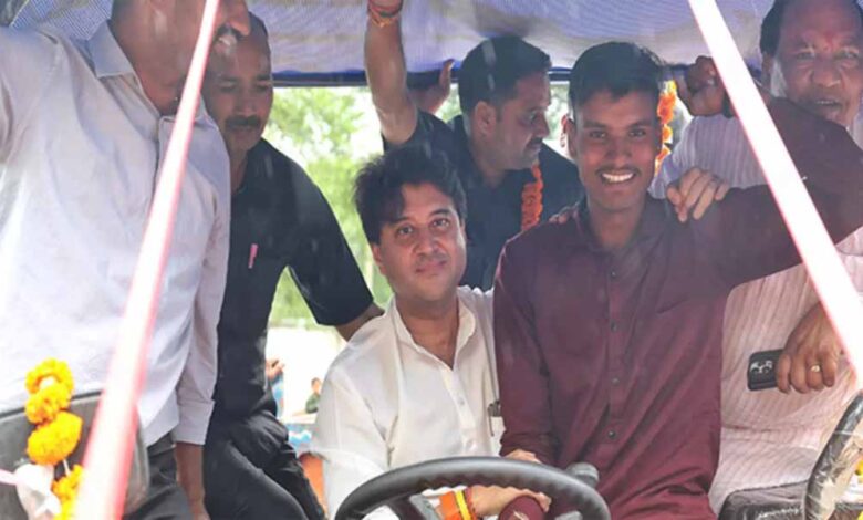 शिवपुरी में बाढ़ प्रभावितों की जान बचाने वाले को केंद्रीय मंत्री सिंधिया ने गिफ्ट किया ट्रैक्टर