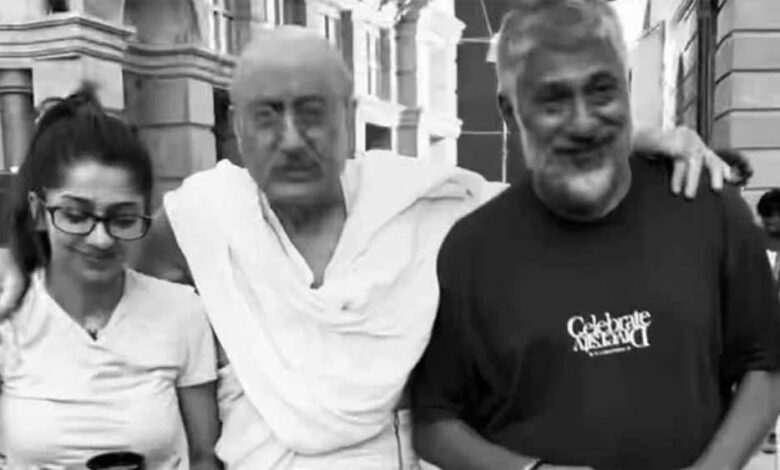 अनुपम खेर ने ‘द बंगाल फाइल्स’ से शेयर किया ‘बापू’ वाला लुक, विवेक रंजन अग्निहोत्री भी दिखे साथ