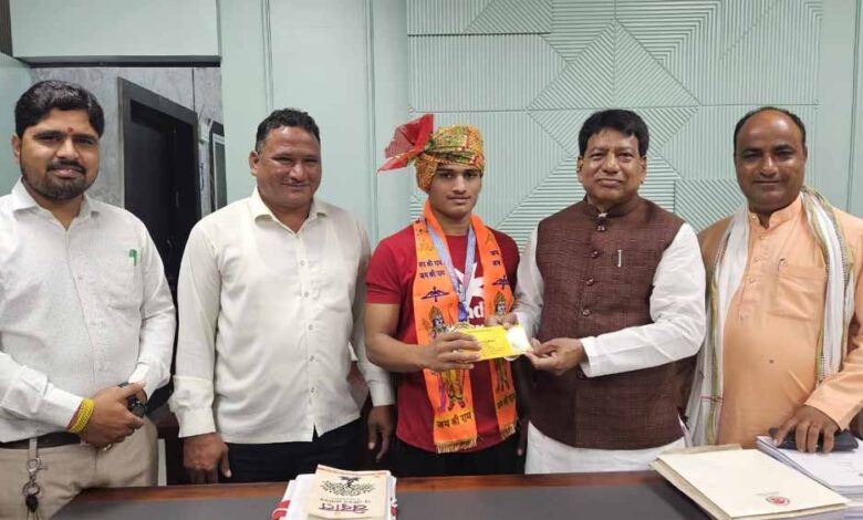 कुश्ती में गोल्ड जीतने वाले पृथ्वीराजसिंह का भव्य स्वागत, विधायक ने दी 5100 की सम्मान राशि