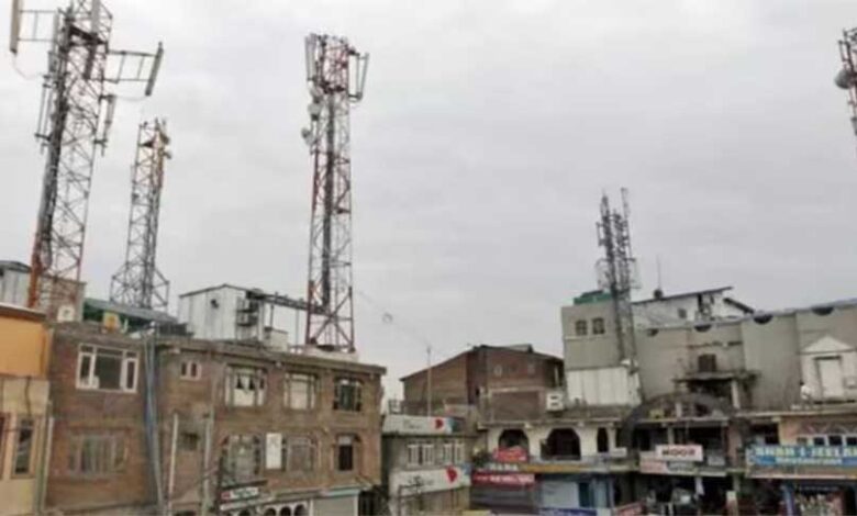 पड़ोसी की छत पर लगा मोबाइल टावर कर रहा नुकसान? ऐसे करें शिकायत