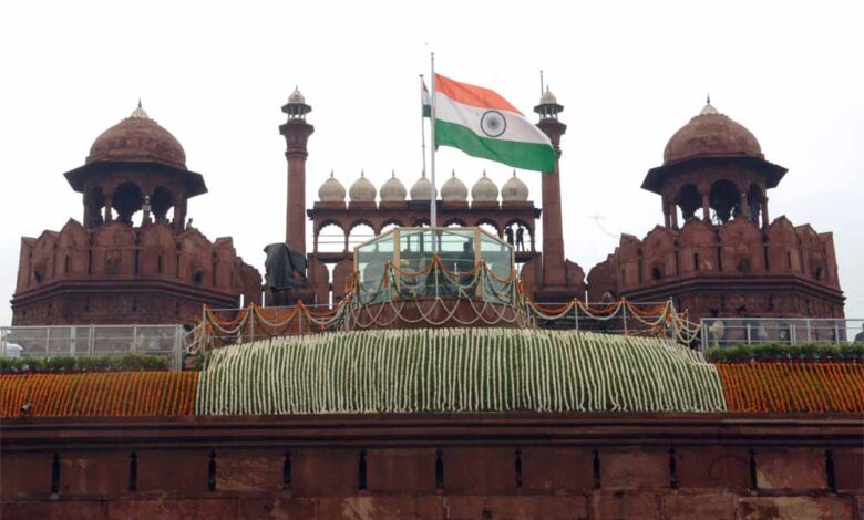 दो प्रधानमंत्री जिन्होंने कभी नहीं फहराया लाल किले पर तिरंगा – जानें इसके पीछे का कारण
