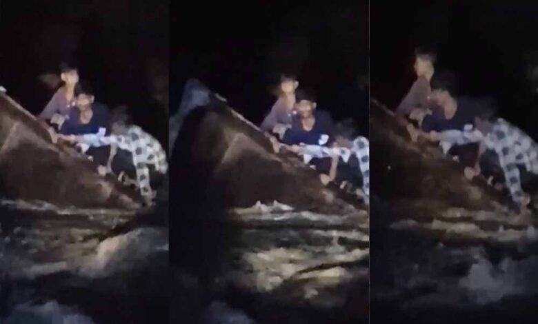 भड़ंगा नदी में ट्रैक्टर-ट्रॉली पलटी, 3 युवक चट्टान पर फंसे; पुलिस-ग्रामीणों ने बचाया – Khabar Jagat