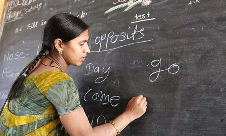 देश में पहली बार 1 करोड़ टीचर, लेकिन 1 लाख स्कूलों में सिर्फ एक-एक शिक्षक, 8 हजार स्कूलों में कोई स्टूडेंट नहीं