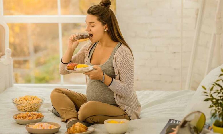 प्रेग्नेंसी में क्रेविंग्स सामान्य, लेकिन समझदारी से करें मैनेज: क्या खाएं, क्या नहीं