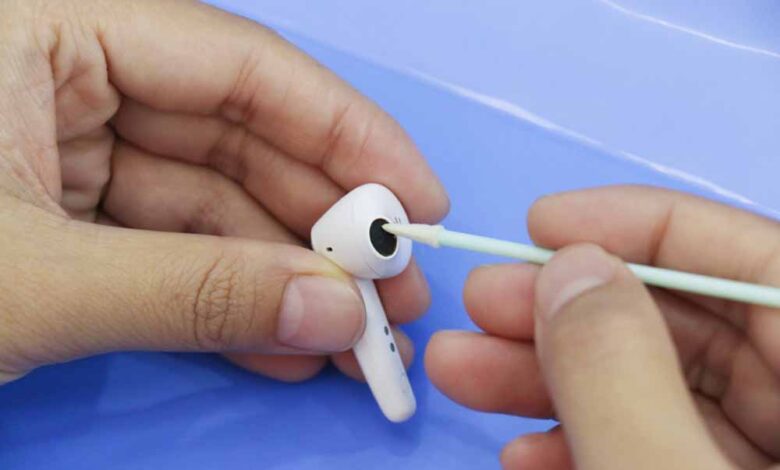 ईयरबड्स की आवाज़ क्यों हो गई धीमी? ऐसे हटाएँ पीला कचरा और पाएँ क्लियर साउंड