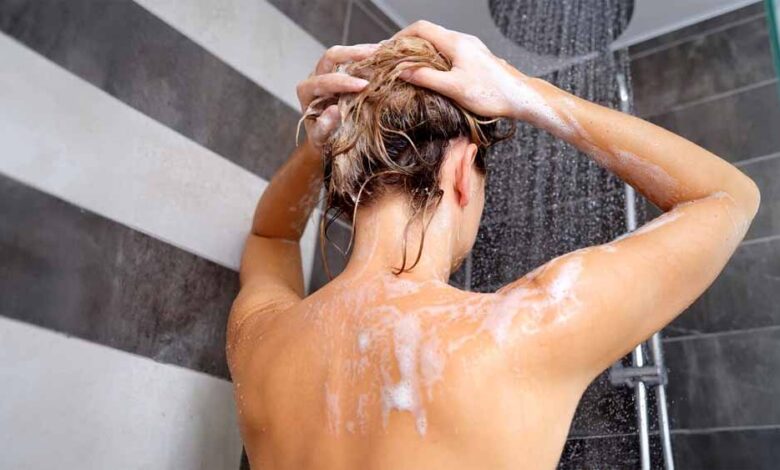 नहाने के बाद 5 आम गलतियां जो सेहत को नुकसान पहुंचाती हैं, क्या आप भी करते हैं?