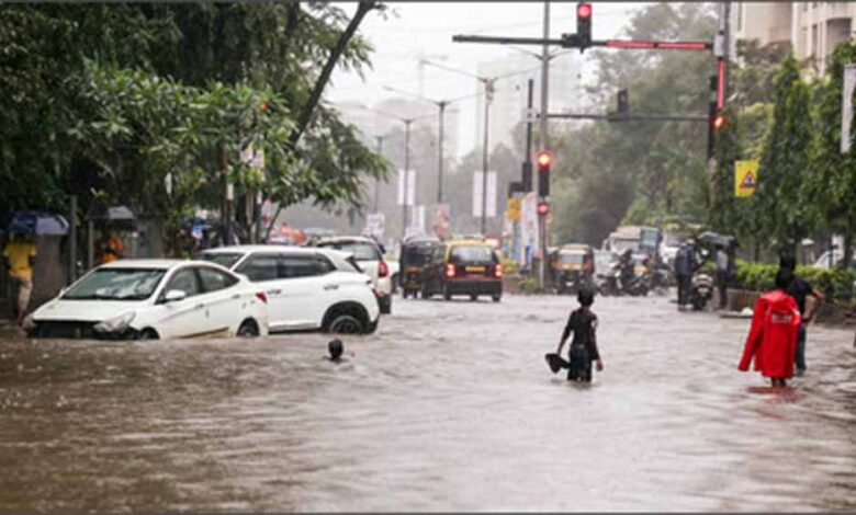 मुंबई में 100 मिमी बारिश, मराठवाड़ा में तबाही; CM ने आपदा प्रबंधन की समीक्षा की