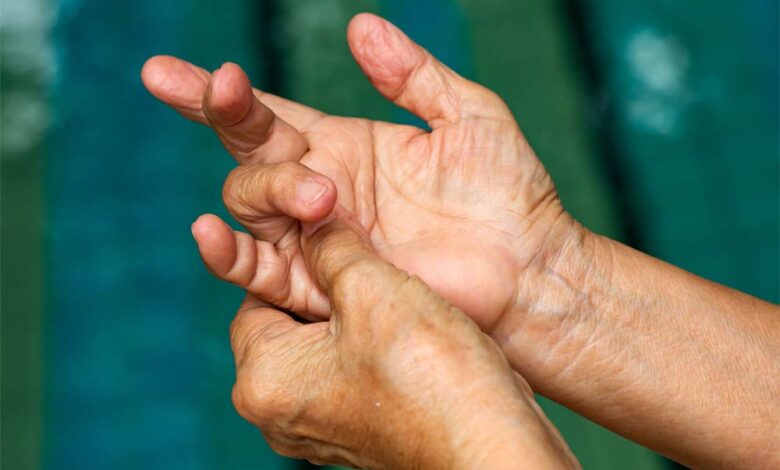 उंगलियों में दर्द और सूजन को न करें नजरअंदाज, ट्रिगर फिंगर की हो सकती है शुरुआत