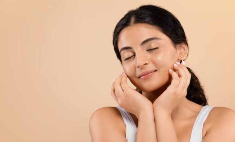 महंगे स्किनकेयर की जरूरत नहीं! अपनाएं ये 5 आदतें और पाएं दमकती त्वचा