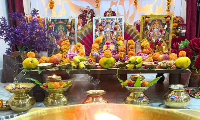 घर के पूजा स्थल में ये फूल कभी न रखें, हो सकती है बड़ी परेशानी