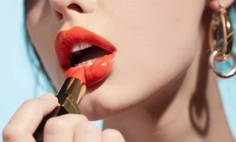 रोज़ाना लिपस्टिक लगाने से हो सकते हैं 5 बड़े नुकसान – क्या आप जानती हैं?