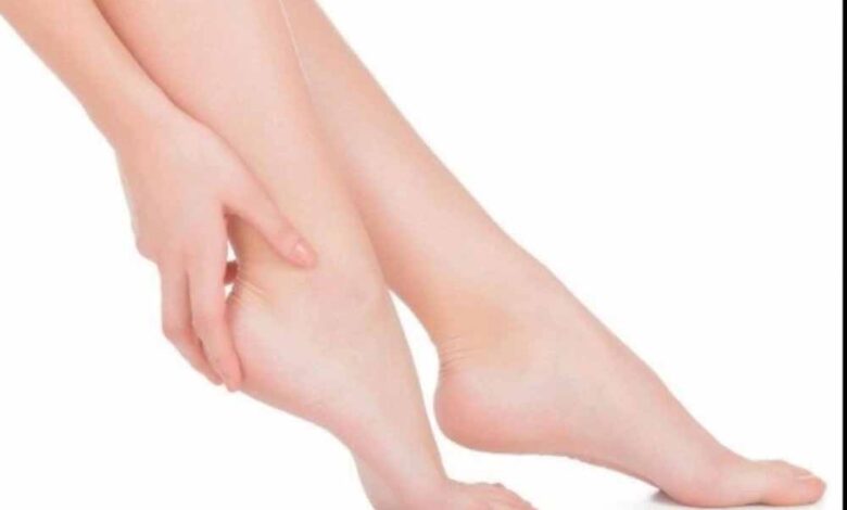 फटी एड़ियों और रूखे पैरों से छुटकारा पाने के लिए अपनाएँ ये आसान टिप्स