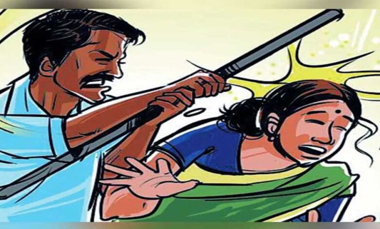 हैवान बना लेक्चरर, पत्नी के कपड़े फाड़कर शहर में घुमाया; दूसरे से सिंदूर भरवाया