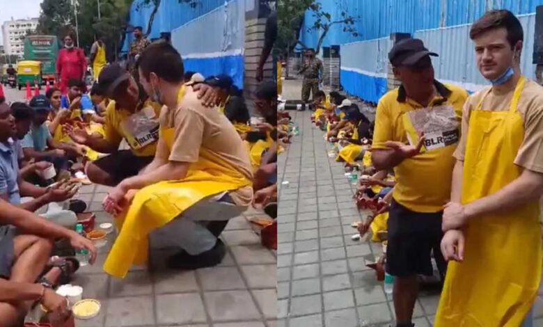 कनाडाई व्लॉगर ने दिखाई गंदगी, तो फुटपाथ पर बैठकर खाना खाने पहुंचे म्युनिसिपल कमिश्नर