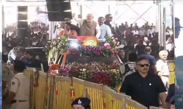 धार में पीएम मोदी का भव्य स्वागत, खुली जीप से पहुंचे कार्यक्रम स्थल
