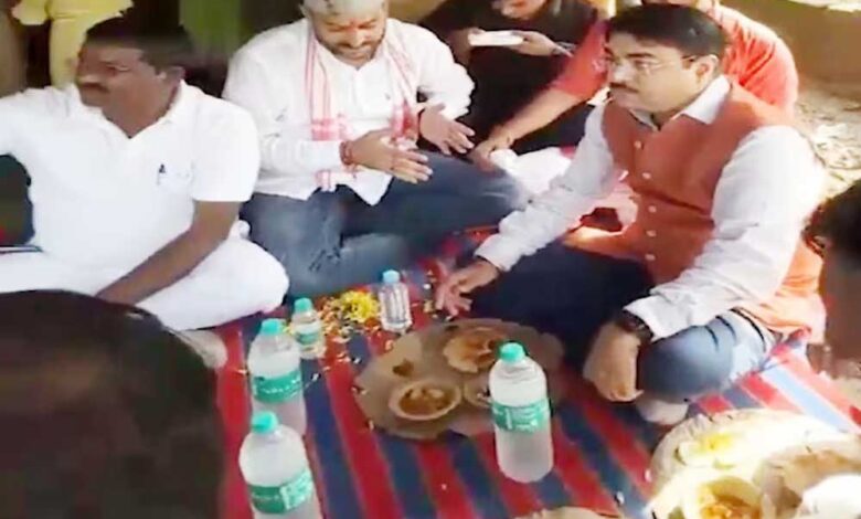 दलितों के बहिष्कार की खबर मिलते ही मंत्री नरेंद्र पटेल पहुंचे उनके घर, साथ बैठकर किया भोजन