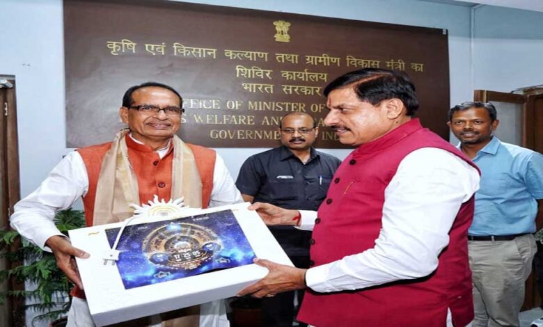 दिल्ली में सीएम डॉ. यादव ने केंद्रीय मंत्री शिवराज से मुलाकात, वैदिक घड़ी भेंट की — क्या है इसके पीछे नई राजनीतिक कहानी?