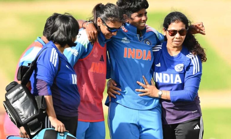 टीम इंडिया की स्टार तेज गेंदबाज अरुंधति रेड्डी घायल, व्हीलचेयर पर बाहर गईं – Khabar Jagat