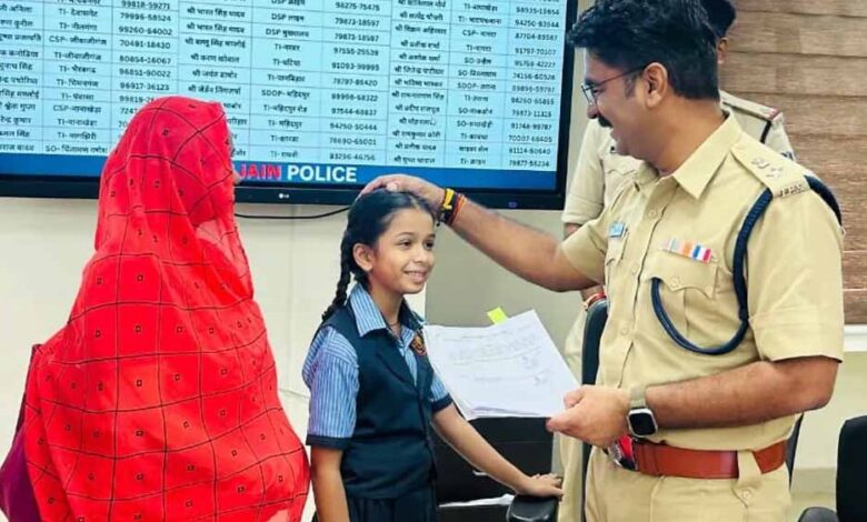 उज्जैन में 8 साल की बच्ची बनी पुलिसकर्मी, SP ने थमाया नियुक्ति पत्र