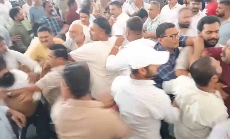 दो गुटों में मारपीट, वरिष्ठ नेता के फटे कपड़े – Khabar Jagat