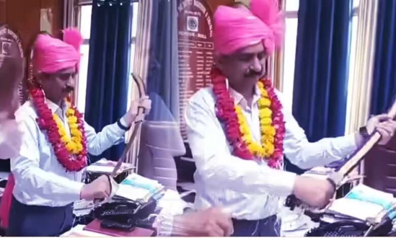 भिंड कलेक्टर संजीव श्रीवास्तव ने लहराई तलवार, विधायक संग विवाद के बाद क्षत्रिय समाज का मिला समर्थन