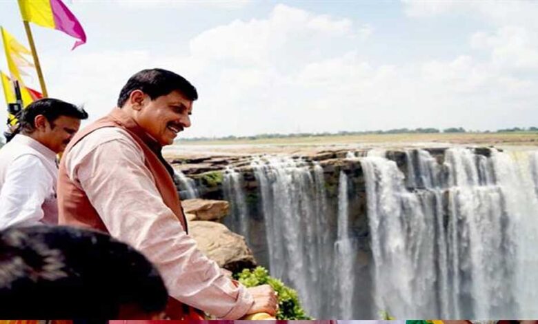 मुख्यमंत्री डॉ. यादव ने किया मऊगंज के बहुती जल प्रपात का अवलोकन, व्यू प्वाइंट से देखी दूधिया जलधारा