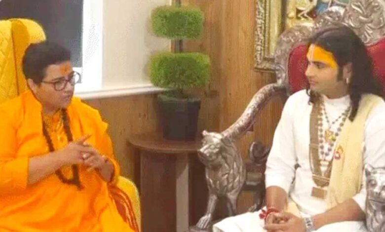 प्रज्ञा सिंह ठाकुर ने कथावाचक अनिरुद्धाचार्य से मुलाकात की, लिव-इन रिलेशनशिप पर जताई आपत्ति