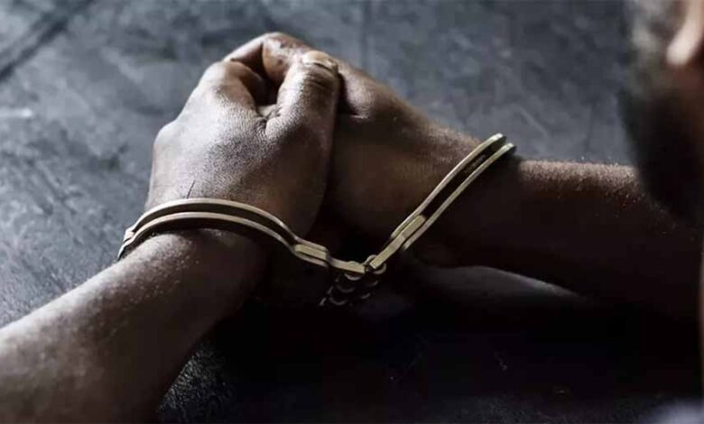 100 साल पुरानी बंदूक की दुकान पर छापा, अवैध हथियारों का कारोबार पकड़ा, तीन मालिक गिरफ्तार – Khabar Jagat