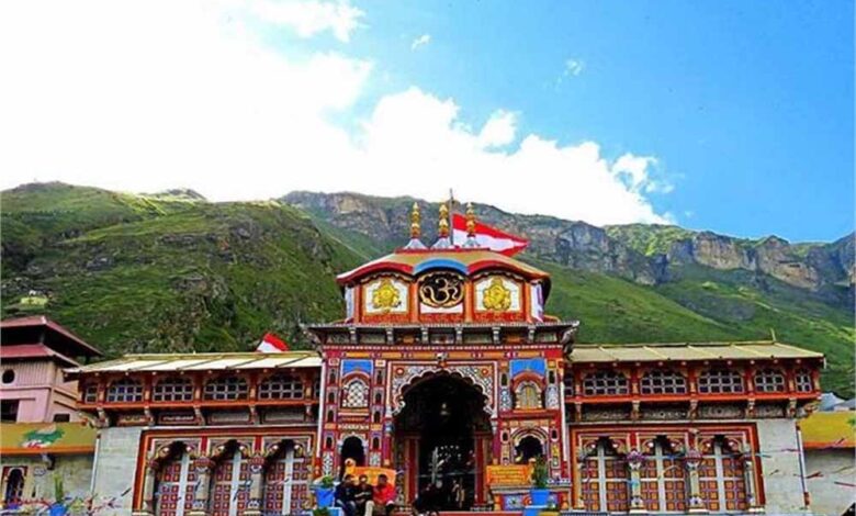 बद्रीनाथ मंदिर परिसर में भिक्षावृत्ति पर रोक, प्रशासन ने जारी किया आदेश