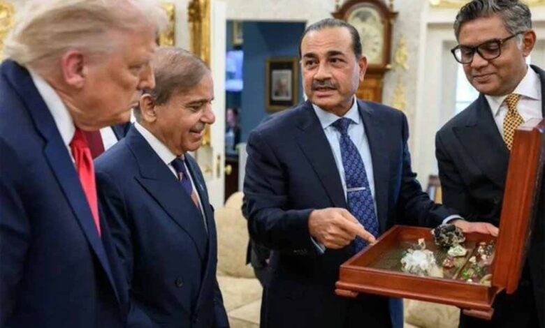 पाकिस्तान की हिचकिचाहट या मजबूरी? शहबाज-मुनीर ट्रंप से मिले खास तोहफे के साथ