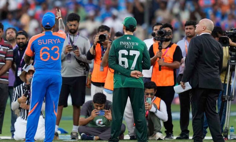 इंडिया-पाक मैच में कप्तानों ने नहीं मिलाई हाथ, टॉस से सिर्फ 4 मिनट पहले हुई खुलासा