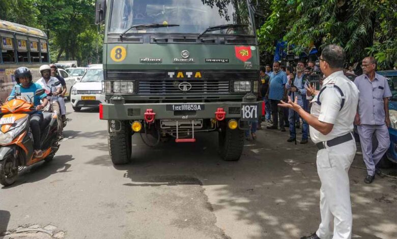 कोलकाता में पुलिस ने रोका सेना का ट्रक, TMC का मंच गिरने के अगले दिन हुई कार्रवाई