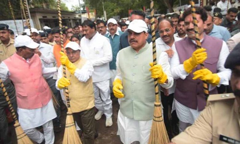 मुख्यमंत्री डॉ.यादव ने स्वच्छता के लिए श्रमदान कर स्वच्छोत्सव का किया शुभारंभ